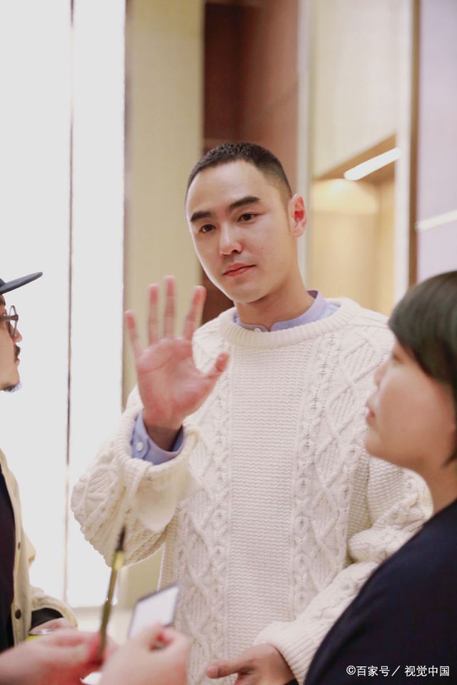 经受住板寸的考验!阮经天板寸头随性不羁 为粉丝签名一展亲和力